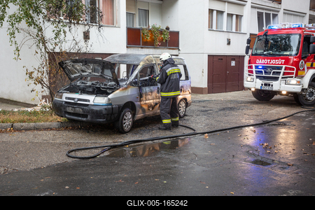 KAPOSVAR, HUNGARY - OCT 30: Firefighters help burning car on Ott.30, 2017 on  Kaposvar, Hungary.-stock-foto