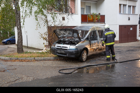 KAPOSVAR, HUNGARY - OCT 30: Firefighters help burning car on Ott.30, 2017 on  Kaposvar, Hungary.-stock-foto