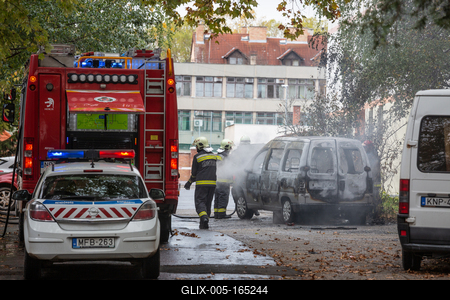 KAPOSVAR, HUNGARY - OCT 30: Firefighters help burning car on Ott.30, 2017 on  Kaposvar, Hungary.-stock-foto