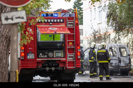 KAPOSVAR, HUNGARY - OCT 30: Firefighters help burning car on Ott.30, 2017 on  Kaposvar, Hungary.-stock-foto