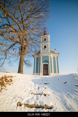 Small chapel in Hungary at winter-stock-foto