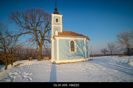 Small chapel in Hungary at winter-stock-foto