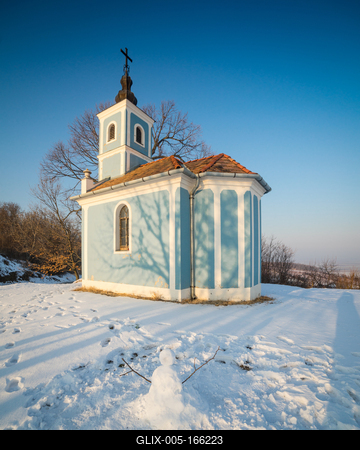 Small chapel in Hungary at winter-stock-foto