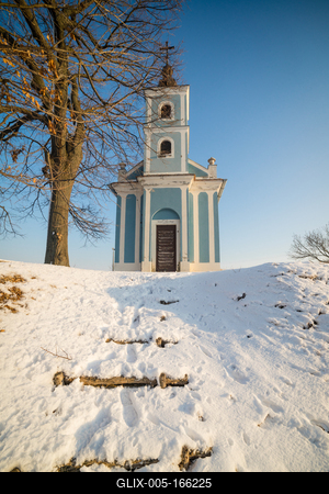 Small chapel in Hungary at winter-stock-foto