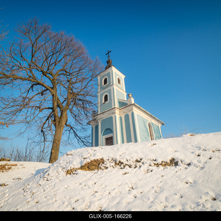 Small chapel in Hungary at winter-stock-foto