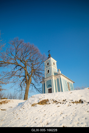 Small chapel in Hungary at winter-stock-foto