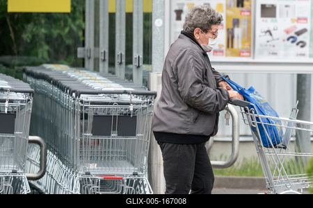 PECS - MAY 27 : Old woman go to shopping on the street  on 27 May 2020 in Pecs, Hungary. During coronavirus pandemic, everybody have to waering face mask-stock-foto
