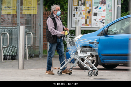 PECS - MAY 27 : Old man go to shopping on the street  on 27 May 2020 in Pecs, Hungary. During coronavirus pandemic, everybody have to waering face mask-stock-foto