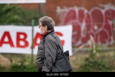 PECS - MAY 27 : Old woman go to shopping on the street  on 27 May 2020 in Pecs, Hungary. During coronavirus pandemic, everybody have to waering face mask-stock-foto