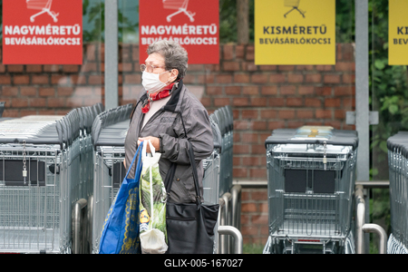 PECS - MAY 27 : Old woman go to shopping on the street  on 27 May 2020 in Pecs, Hungary. During coronavirus pandemic, everybody have to waering face mask-stock-foto