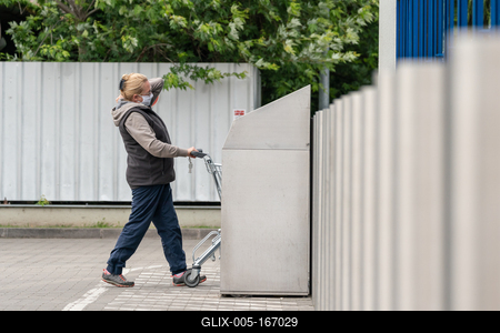 PECS - MAY 27 : Old woman go to shopping on the street  on 27 May 2020 in Pecs, Hungary. During coronavirus pandemic, everybody have to waering face mask-stock-foto