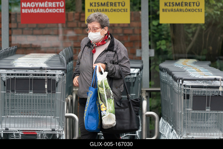 PECS - MAY 27 : Old woman go to shopping on the street  on 27 May 2020 in Pecs, Hungary. During coronavirus pandemic, everybody have to waering face mask-stock-foto