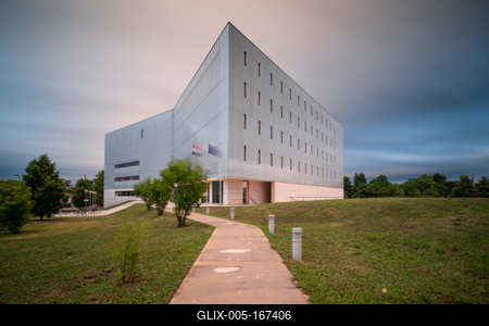 Modern office building wall made of steel and glass with cloudy sky-stock-foto
