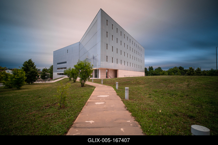 Modern office building wall made of steel and glass with cloudy sky-stock-foto