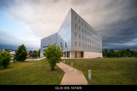 Modern office building wall made of steel and glass with cloudy sky-stock-foto