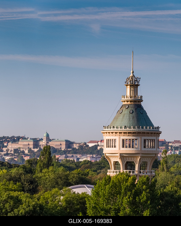 Water tower in Margaret Island in Budapest with panorama-stock-foto
