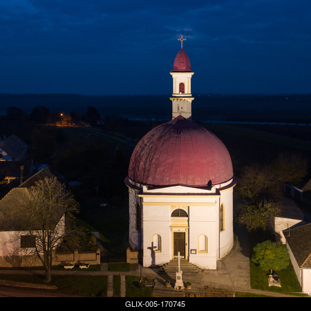 drone photo of church in palkonya at night-stock-foto