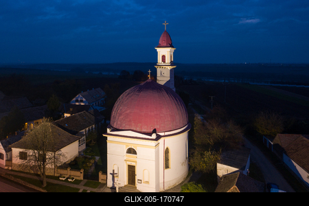 drone photo of church in palkonya at night-stock-foto