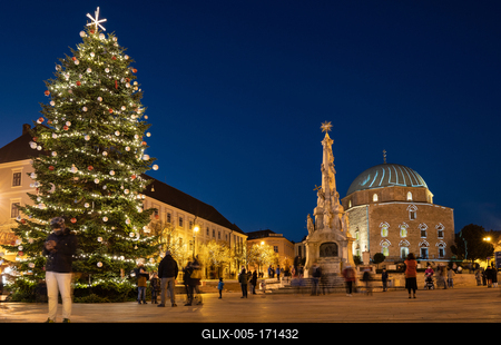Szechenyi square in Pecs before Christams-stock-foto