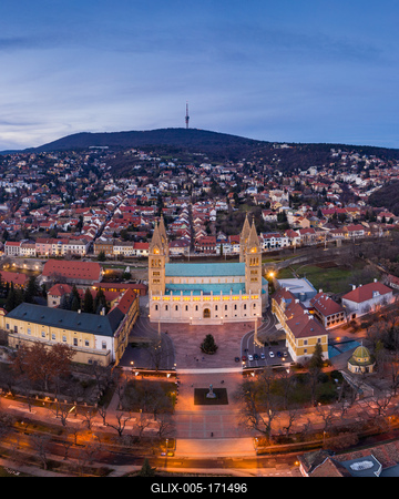 aerial view of Cathedral in Pecs at night-stock-foto
