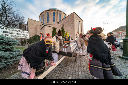 MOHACS, HUNGARY - FEBRUARY 16: Unidentified person wearing mask in Busojaras. In this year during the COVID pandemic the public Busojaras event was cancelled. February 16, 2021 in Mohacs, Hungary.-stock-foto