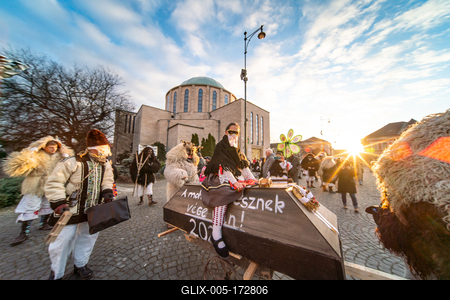 MOHACS, HUNGARY - FEBRUARY 16: Unidentified person wearing mask in Busojaras. In this year during the COVID pandemic the public Busojaras event was cancelled. February 16, 2021 in Mohacs, Hungary.-stock-foto