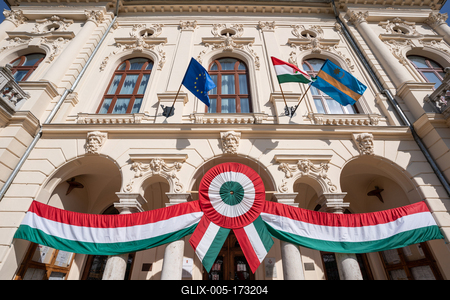 Town hall in Kisujszallas with march 15 decoriation-stock-foto