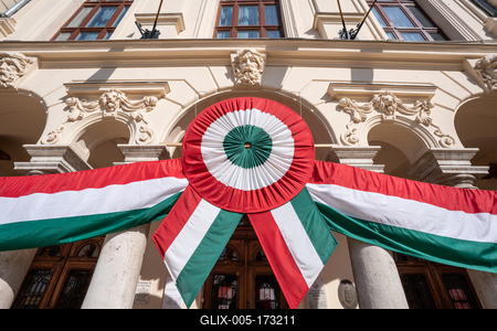Town hall in Kisujszallas with march 15 decoriation-stock-foto