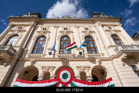 Town hall in Kisujszallas with march 15 decoriation-stock-foto