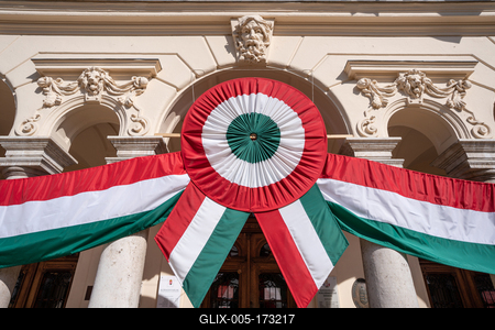 Town hall in Kisujszallas with march 15 decoriation-stock-foto