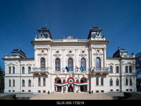 Town hall in Kisujszallas with march 15 decoriation-stock-foto