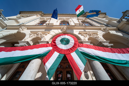 Town hall in Kisujszallas with march 15 decoriation-stock-foto