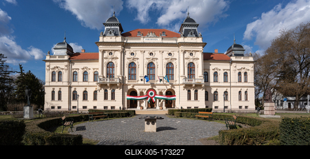 Town hall in Kisujszallas with march 15 decoriation-stock-foto