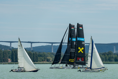 TIHANY - JULY 14 : Sailing boats compete on 54.th Kekszalag championship at the Lake Balaton on 14 July 2022 in Tihany, Hungary.-stock-foto