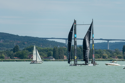 TIHANY - JULY 14 : Sailing boats compete on 54.th Kekszalag championship at the Lake Balaton on 14 July 2022 in Tihany, Hungary.-stock-foto