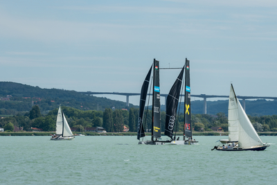 TIHANY - JULY 14 : Sailing boats compete on 54.th Kekszalag championship at the Lake Balaton on 14 July 2022 in Tihany, Hungary.-stock-foto