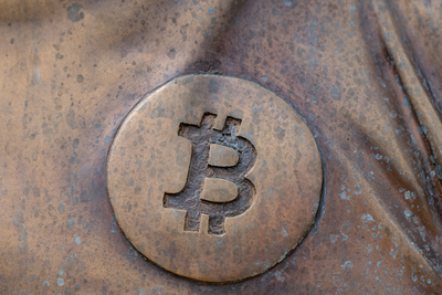 a bitcoin icon on a bronze statue-stock-foto