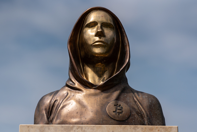 Budapest, Hungary -August 7, .2022:  Portrait of the statue of Satoshi Nakamoto mysterious founder of Bitcoin and Blockchain technology in; created by Reka Gergely and Tamas Gilly.  August 7, .2022 in Budapest, Hungary.-stock-foto