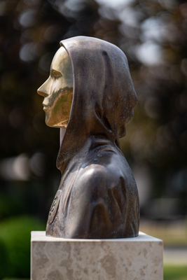 Budapest, Hungary -August 7, .2022:  Portrait of the statue of Satoshi Nakamoto mysterious founder of Bitcoin and Blockchain technology in; created by Reka Gergely and Tamas Gilly.  August 7, .2022 in Budapest, Hungary.-stock-foto