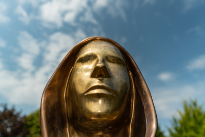 Budapest, Hungary -August 7, .2022:  Portrait of the statue of Satoshi Nakamoto mysterious founder of Bitcoin and Blockchain technology in; created by Reka Gergely and Tamas Gilly.  August 7, .2022 in Budapest, Hungary.-stock-foto