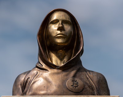 Budapest, Hungary -August 7, .2022:  Portrait of the statue of Satoshi Nakamoto mysterious founder of Bitcoin and Blockchain technology in; created by Reka Gergely and Tamas Gilly.  August 7, .2022 in Budapest, Hungary.-stock-foto