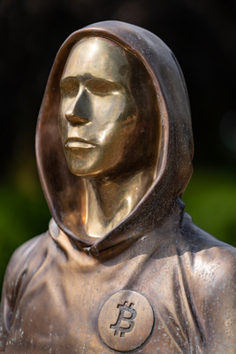 Budapest, Hungary -August 7, .2022:  Portrait of the statue of Satoshi Nakamoto mysterious founder of Bitcoin and Blockchain technology in; created by Reka Gergely and Tamas Gilly.  August 7, .2022 in Budapest, Hungary.-stock-foto