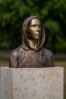 Budapest, Hungary -August 7, .2022:  Portrait of the statue of Satoshi Nakamoto mysterious founder of Bitcoin and Blockchain technology in; created by Reka Gergely and Tamas Gilly.  August 7, .2022 in Budapest, Hungary.-stock-foto