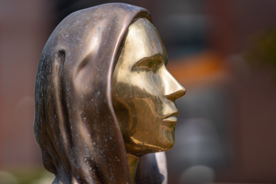 Budapest, Hungary -August 7, .2022:  Portrait of the statue of Satoshi Nakamoto mysterious founder of Bitcoin and Blockchain technology in; created by Reka Gergely and Tamas Gilly.  August 7, .2022 in Budapest, Hungary.-stock-foto