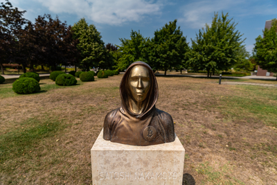 Budapest, Hungary -August 7, .2022:  Portrait of the statue of Satoshi Nakamoto mysterious founder of Bitcoin and Blockchain technology in; created by Reka Gergely and Tamas Gilly.  August 7, .2022 in Budapest, Hungary.-stock-foto
