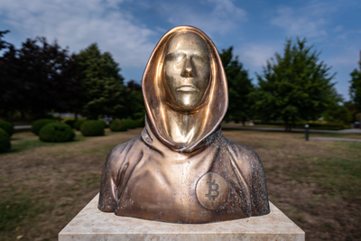Budapest, Hungary -August 7, .2022:  Portrait of the statue of Satoshi Nakamoto mysterious founder of Bitcoin and Blockchain technology in; created by Reka Gergely and Tamas Gilly.  August 7, .2022 in Budapest, Hungary.-stock-foto