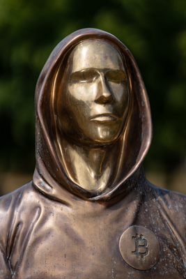 Budapest, Hungary -August 7, .2022:  Portrait of the statue of Satoshi Nakamoto mysterious founder of Bitcoin and Blockchain technology in; created by Reka Gergely and Tamas Gilly.  August 7, .2022 in Budapest, Hungary.-stock-foto