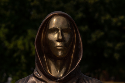 Budapest, Hungary -August 7, .2022:  Portrait of the statue of Satoshi Nakamoto mysterious founder of Bitcoin and Blockchain technology in; created by Reka Gergely and Tamas Gilly.  August 7, .2022 in Budapest, Hungary.-stock-foto