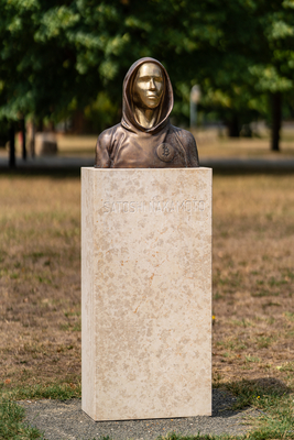 Budapest, Hungary -August 7, .2022:  Portrait of the statue of Satoshi Nakamoto mysterious founder of Bitcoin and Blockchain technology in; created by Reka Gergely and Tamas Gilly.  August 7, .2022 in Budapest, Hungary.-stock-foto