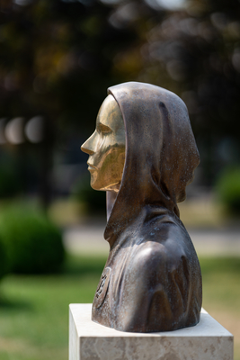 Budapest, Hungary -August 7, .2022:  Portrait of the statue of Satoshi Nakamoto mysterious founder of Bitcoin and Blockchain technology in; created by Reka Gergely and Tamas Gilly.  August 7, .2022 in Budapest, Hungary.-stock-foto